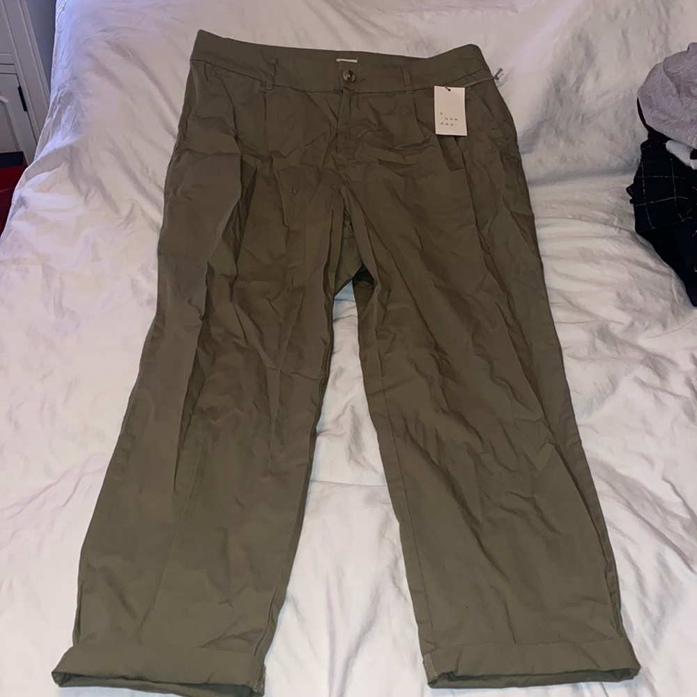 Green soft cropped pants